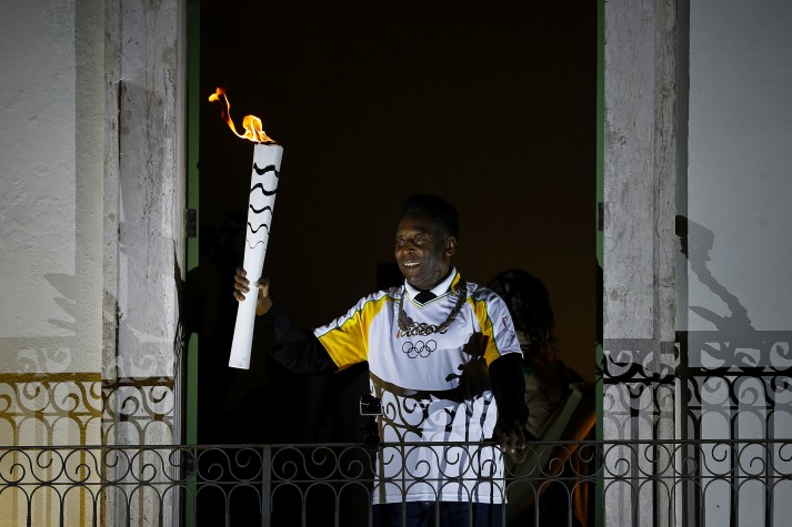 Pelé recebe a tocha olímpica no Museu Pelé, em Santos (SP)