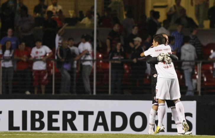 Osvaldo comemora primeiro gol do São Paulo com Rogério Ceni