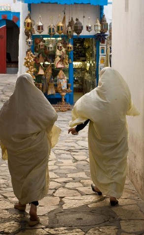 Mulheres tunisianas em medina