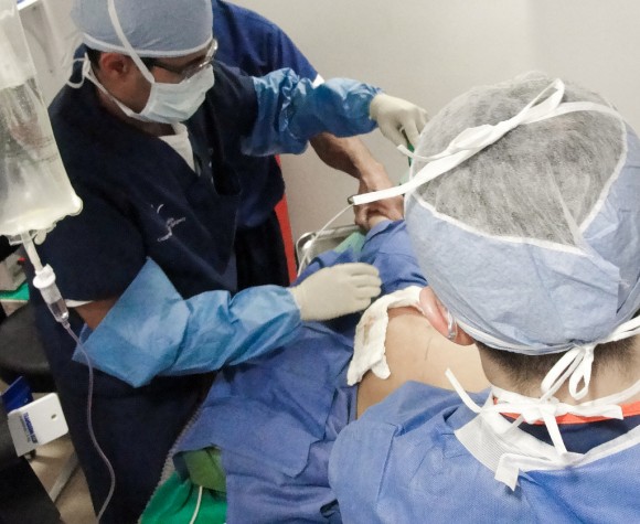 Médicos realizam cirurgia de lipoaspiração