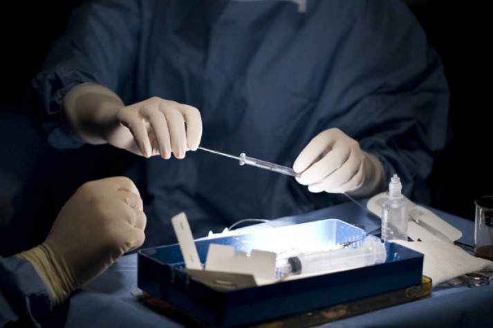 Médicos realizam procedimento com células-tronco