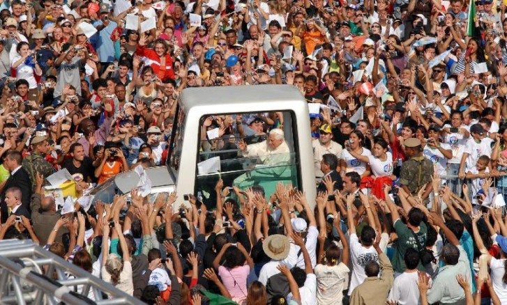 Papa Bento XVI na chegada à basílica de Nossa Senhora Aparecida (SP)