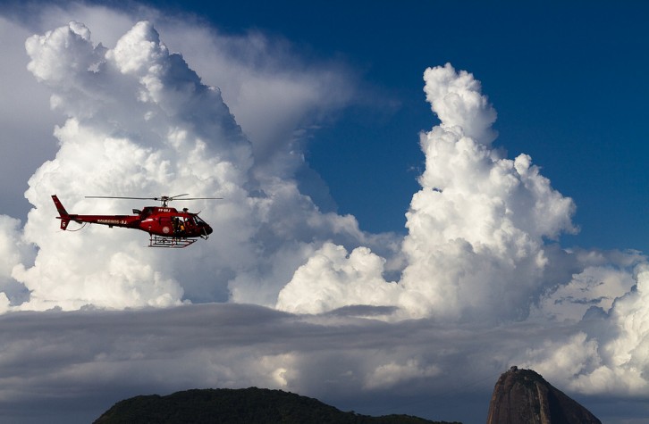 Helicóptero dos bombeiros no Rio de Janeiro