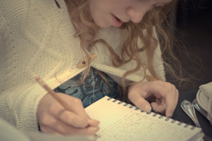 Menina escrevendo