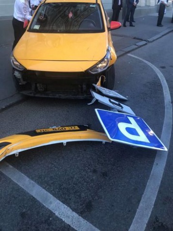 Taxi atropela pedestres em Moscou e deixa sete feridos