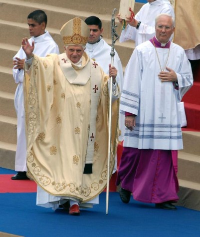 Papa Bento XVI celebra missa em palco armado em frente à basílica de Nossa Senhora Aparecida