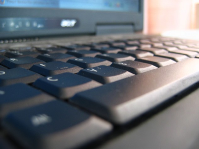 Computador com teclado em destaque