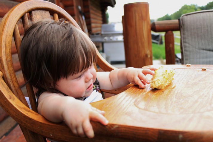 Bebê comendo com as mãos