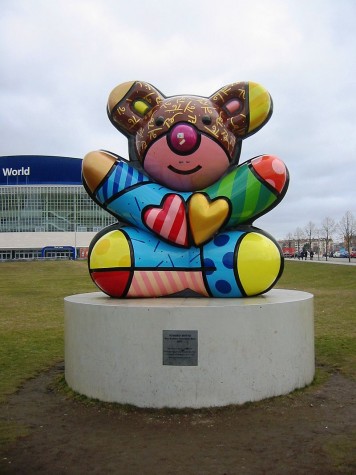 Obra de Romero Britto em frente à arena O2 World, em Berlim