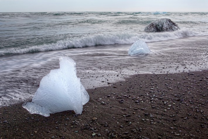 Pedaços de um iceberg em praia