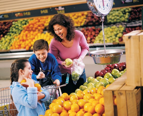 Crianças comprando frutas