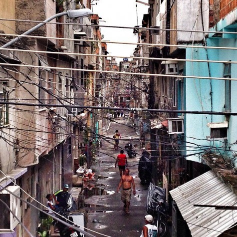 Moradores caminham em rua do Complexo da Maré, no Rio de Janeiro