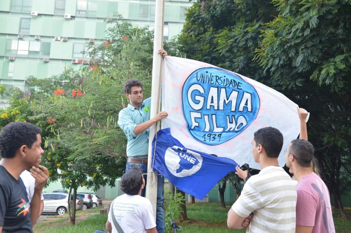 Estudantes da Gama Filho hasteiam bandeira em frente ao MEC