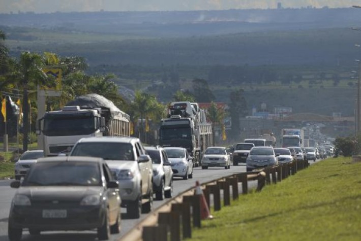 O movimento de veículos é intenso nas rodovias paulistas na volta do feriado prolongado do Dia do Trabalho 