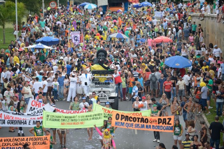 Pacotão desfila no último dia de folia em Brasília