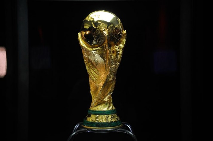 Depois de passar por cerca de 80 países, o troféu da Copa do Mundo de 2014 chegou ontem (21) ao Rio de Janeiro, onde ficará exposta até o próximo dia 25 no Maracanã 