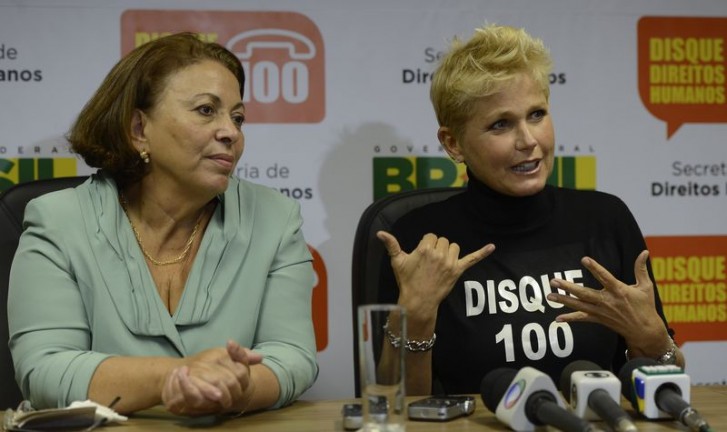 Ministra Ideli e Xuxa visitam central do Disque 100