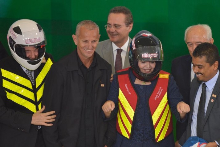 Dilma sanciona lei que garante benefícios a motociclistas