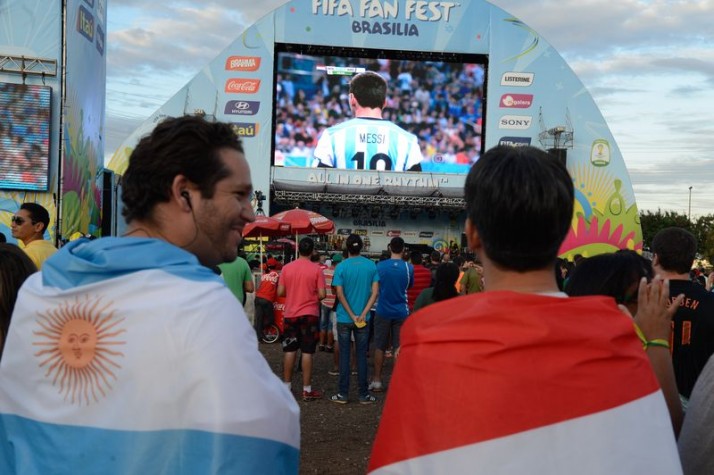 Torcedores assistem Argentina x Holanda na Fifa Fan Fest
