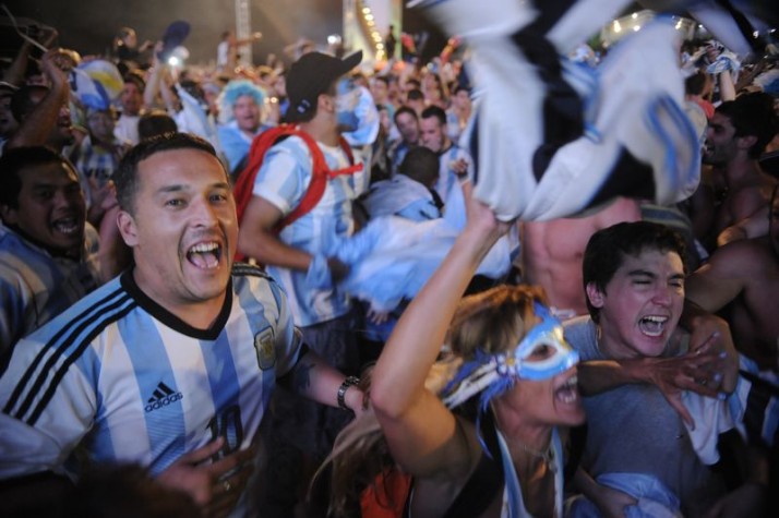  Torcedores Argentinos comemoram a classificação no Rio