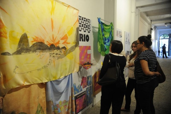Exposição 'Com Rio da Cabeça aos Pés: sem medo de ser Kitsch'