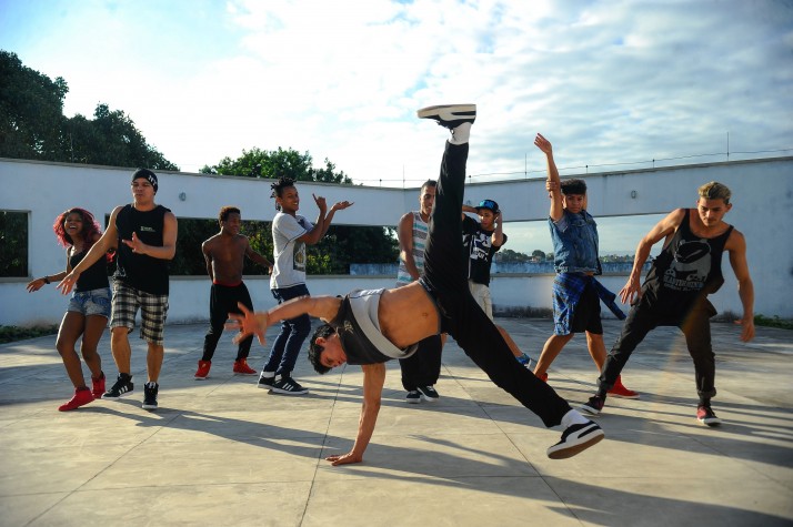 Projeto estimula a dança em comunidades carentes do Rio