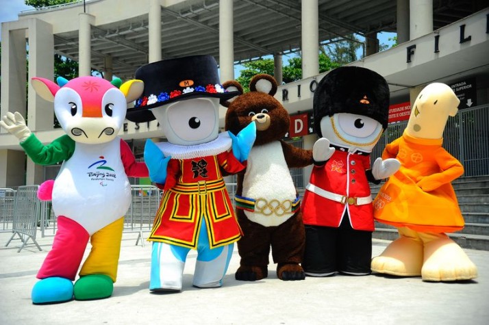 Mascotes das Olimpíadas visitam o Maracanã