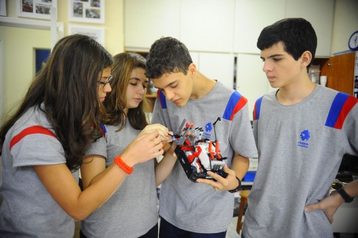 Estudantes do Rio disputam etapa regional de concurso internacional de robótica