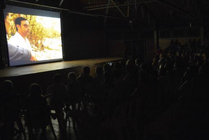 Pré-estreia do filme Descalço sobre a Terra Vermelha, no Centro Comunitário de São Félix do Araguaia, em Mato Grosso