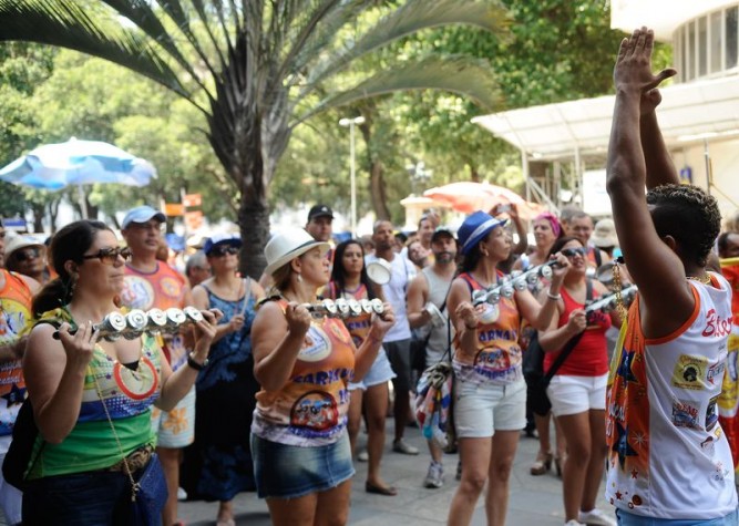 Blocos abrem carnaval não oficial do Rio