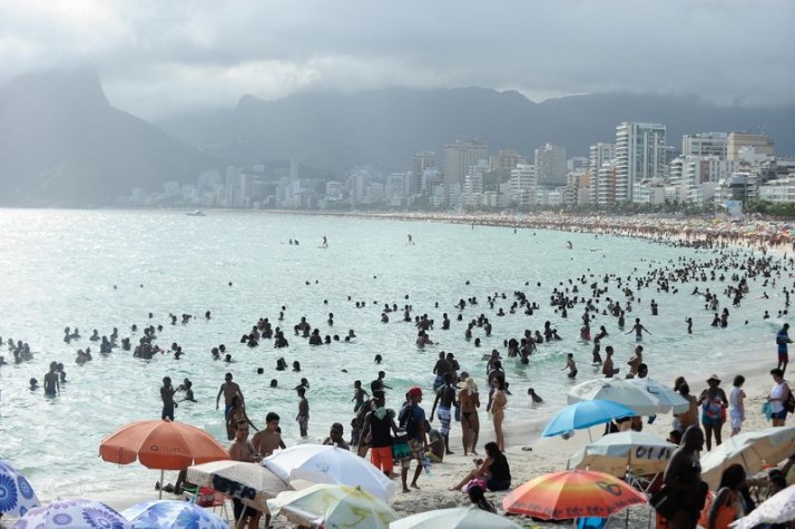 Cariocas e turistas lotam praias do Rio 