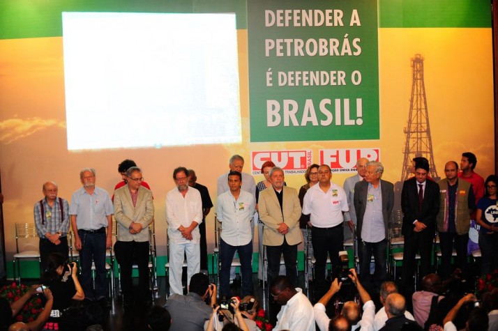 O ex-presidente Luiz Inácio Lula da Silva, acadêmicos, artistas e lideranças políticas, participam de ato em defesa da Petrobras