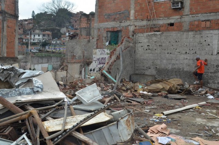 Favela do Metrô-Mangueira é demolida pela prefeituraf