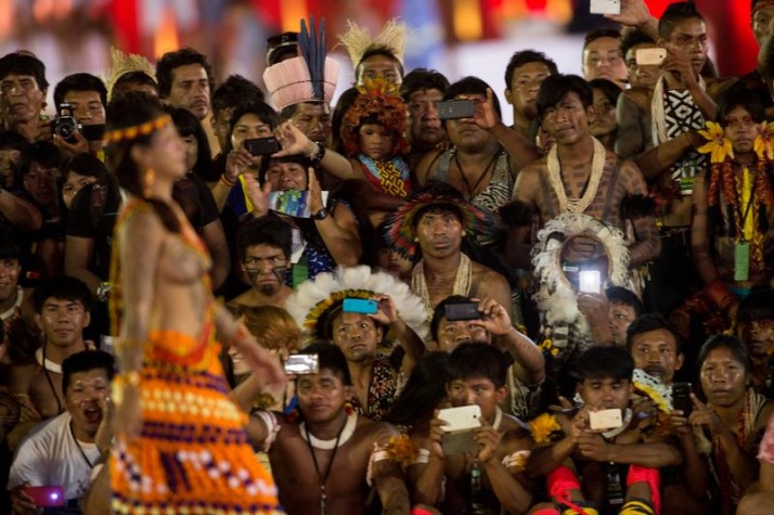 Mulheres de diversas etnias participam de desfile de beleza indígena durante os Jogos Mundiais dos Povos Indígenas