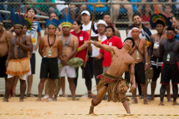 Índios participam da competição de arremesso de lança no segundo dia de competições nos Jogos Mundiais dos Povos Indígenas