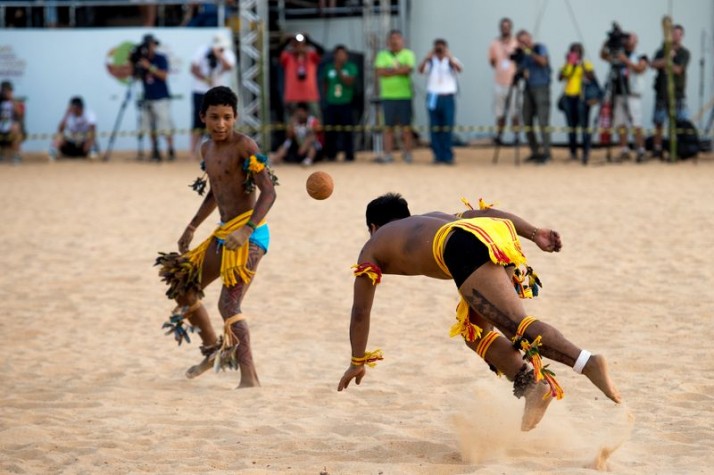 Demonstração de futebol de cabeça nos Jogos Indígenas
