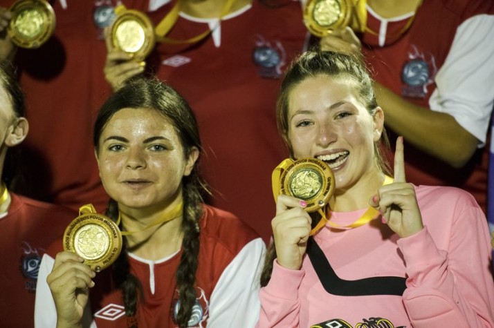 Candenses comemoram a vitória no futebol feminino nos JMPI