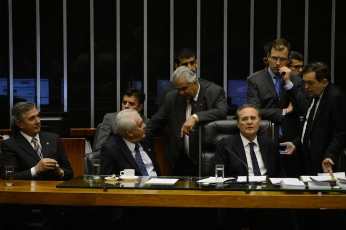 Sessão do Congresso Nacional aprova mudança na meta fiscal de 2015