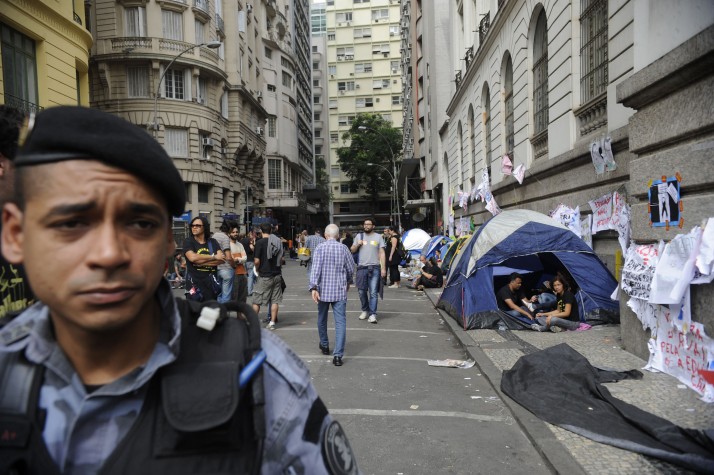 Rio de Janeiro - O prédio da Câmara Municipal é cercada por grades e policiamento durante votação do plano de carreira, cargos e salários dos profissionais da educação.