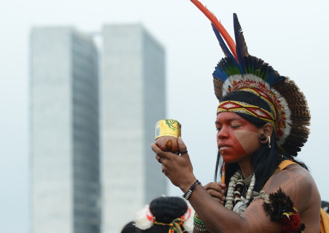 Índios e ativistas do Greenpeace protestam em Brasília contra PEC 215, que altera demarcação de terra