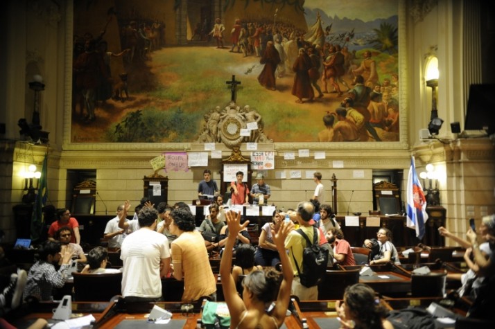 Rio de Janeiro – Manifestantes ocuparam o plenário da Câmara de Vereadores do Rio na manhã de hoje (9). A CPI dos Ônibus da Câmara de Vereadores do Rio teve sua primeira reunião