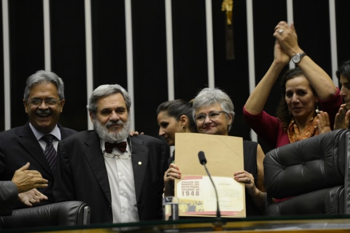 Sessão solene para entrega simbólica dos mandatos de 14 deputados comunistas cassados em 1948.