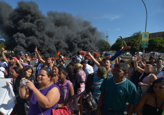 Manifestantes fecham Eixo Monumental em protesto contra a Copa