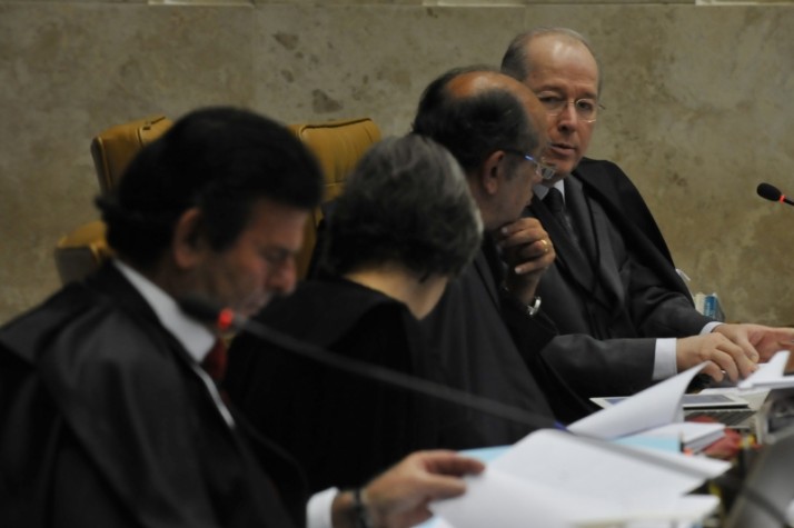 Brasília – O Supremo Tribunal Federal (STF) retomou hoje (14) sessão para julgar os recursos apresentados pelos 25 condenados na Ação Penal 470, o processo do mensalão. Na foto, o ministro Luiz Fux