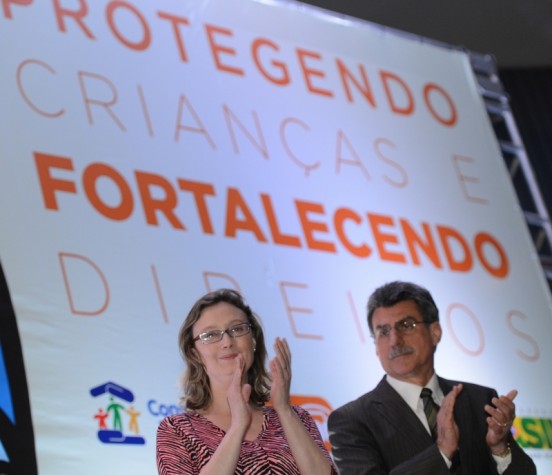 Ministra Maria do Rosário, da Secretaria de Direitos Humanos, participa da cerimônia de assinatura dos termos de doação de 1.000 conjuntos de equipamentos para Conselhos Tutelares de todo país
