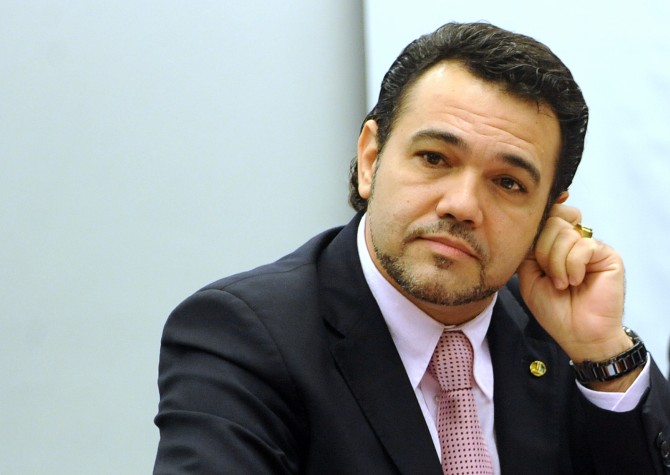 Brasília - A Comissão de Direitos Humanos e Minorias da Câmara aprovou, por votação simbólica, o projeto de decreto legislativo que autoriza o tratamento psicológico para alterar a orientação sexual de homossexuais