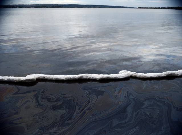 O Lago Paranoá amanheceu nesta quinta-feira (17) com mancha de óleo