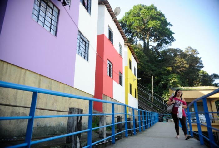 Voluntários fazem mutirão de pintura de casas no Morro Santa Marta