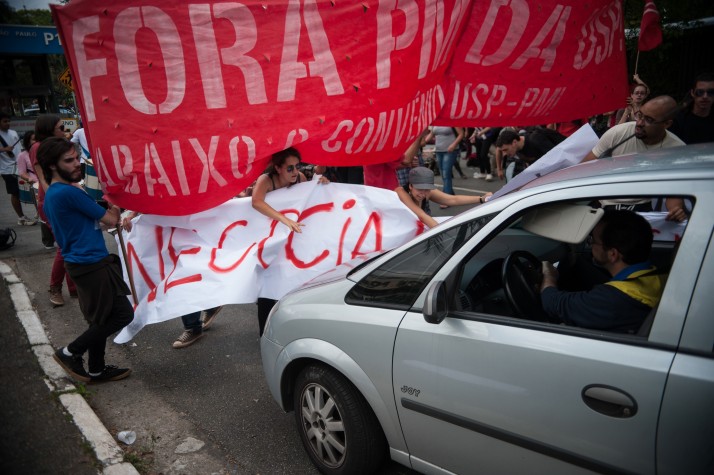 São Paulo - Carro avança em estudantes da Universidade de São Paulo (USP), que bloqueiam um dos portões da universidade em protesto por eleições diretas para reitor e pelo fim do convênio da USP com a PM
