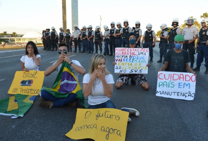 Brasília - Manifestantes na Esplanada dos Ministérios protestam contra os gastos públicos na Copa das Confederações e pelo uso das verbas em educação e saúde. O grupo principal estava no Museu da República e protesta pela rejeição da Proposta de Emenda à 